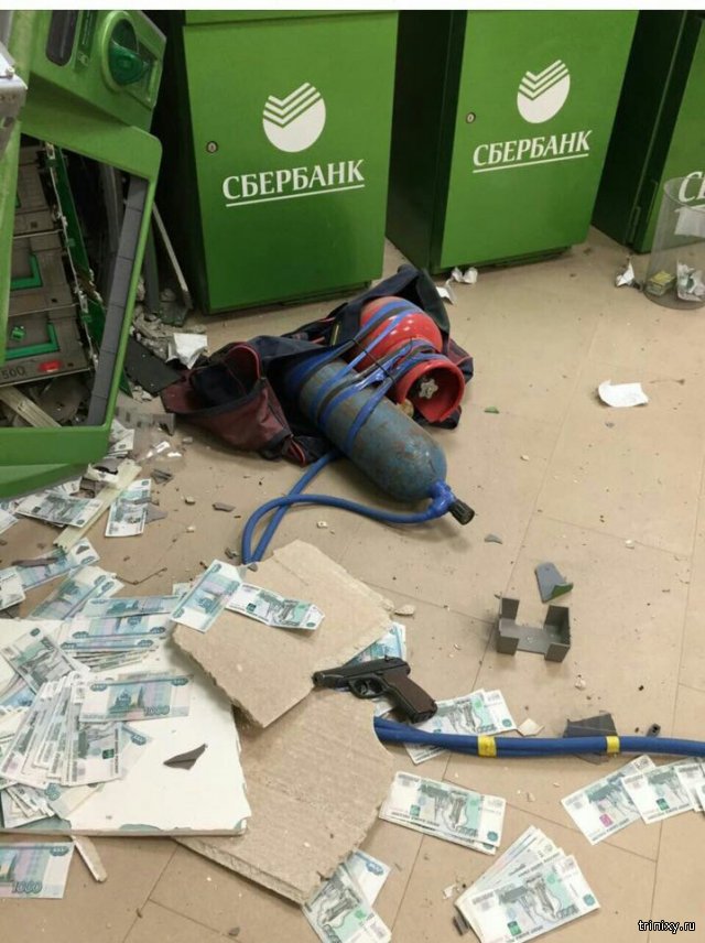 Злоумышленники взорвали банкомат в астраханском банке (4 фото) Злоумышленники взорвали банкомат в астраханском банке (4 фото)