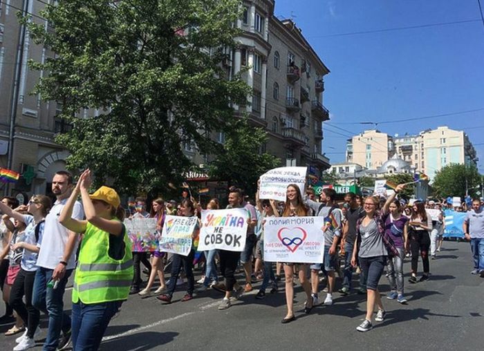 В Киеве прошел «Марш равенства» представителей ЛГБТ (18 фото) В Киеве прошел «Марш равенства» представителей ЛГБТ (18 фото)