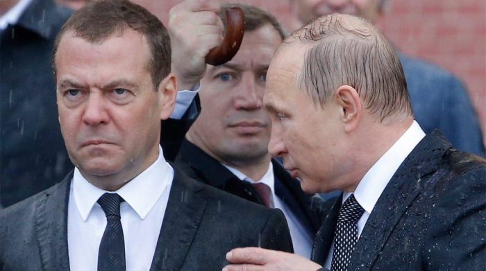 Злой Медведев и Путин под дождем (15 фото) Злой Медведев и Путин под дождем (15 фото)
