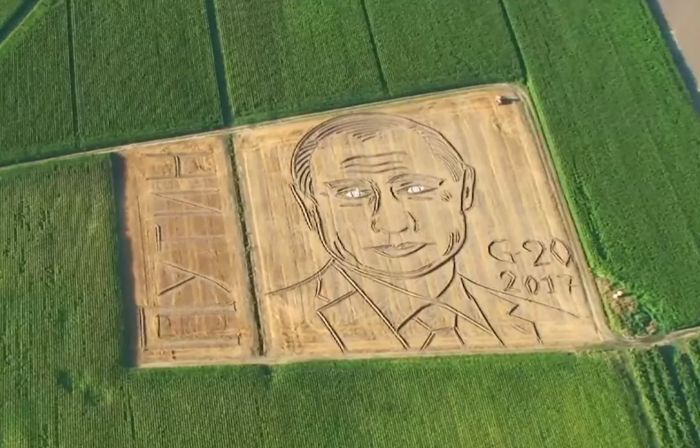 Итальянский фермер нарисовал портрет Путина на своем поле (2 фото) Итальянский фермер нарисовал портрет Путина на своем поле (2 фото)