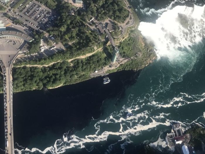 Вода в Ниагарском водопаде приобрела черный цвет (5 фото)