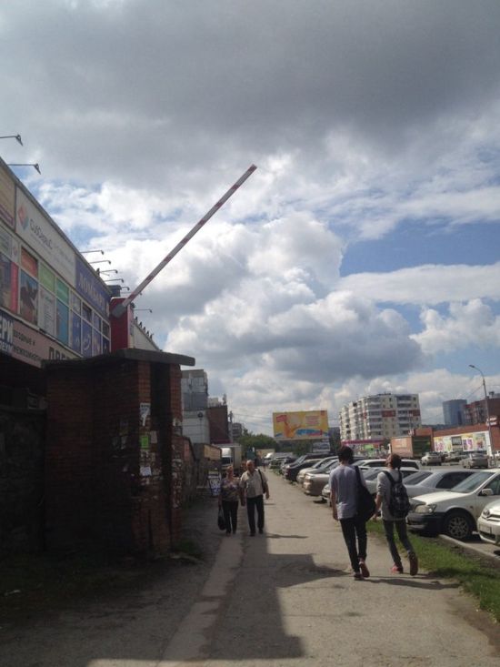 Шлагбаум в Новосибирске (2 фото)