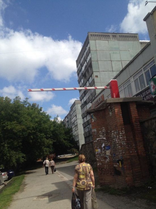 Шлагбаум в Новосибирске (2 фото)