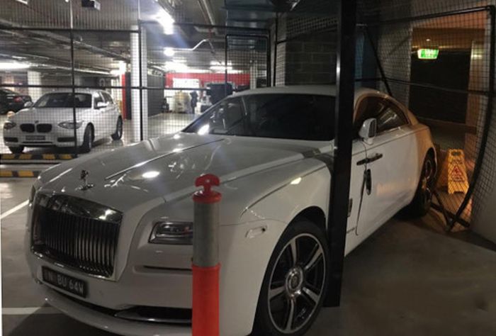 Богатый - не значит умный: клетка для Rolls-Royce не помогла (2 фото)