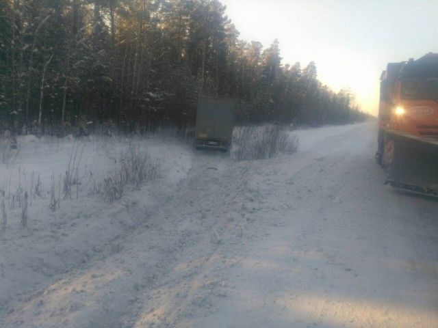 Дальнобойщик проехал 500 км с обмороженными руками (3 фото)