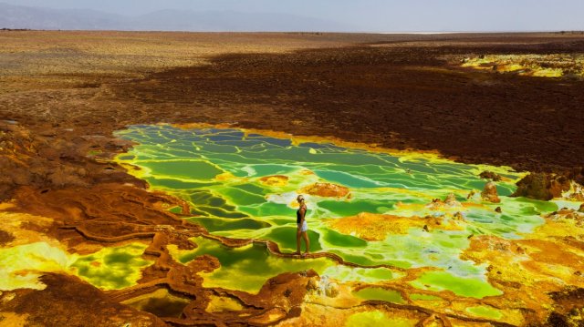 Опасная прогулка по "космическим" серным озерам в Эфиопии (6 фото)