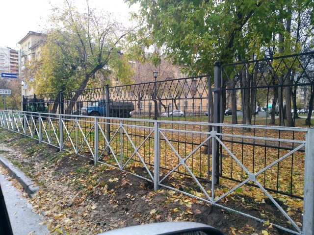 Двойная защита: в Новосибирске поставили забор перед забором (2 фото)