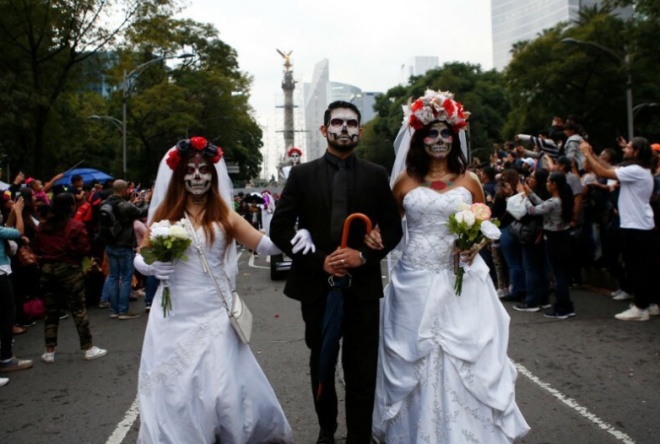 Жутко красиво: наряды мексиканцев ко Дню мертвых (13 фото)