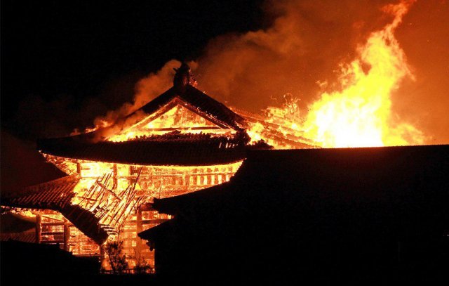 В Японии сгорел замок XIV века (5 фото)