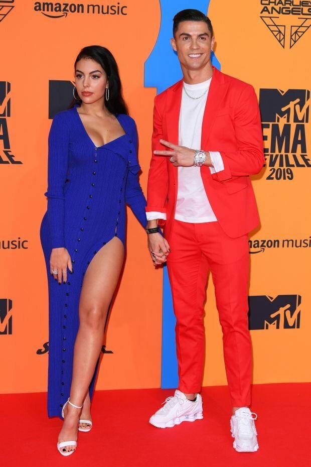 Странные и позорные наряды знаменитостей на MTV EMA 2019 (18 фото)