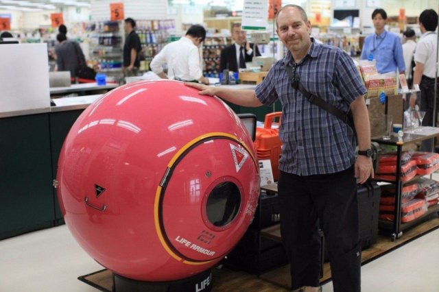 В японском маркете продаются вещи которые спасут от цунами (3 фото)