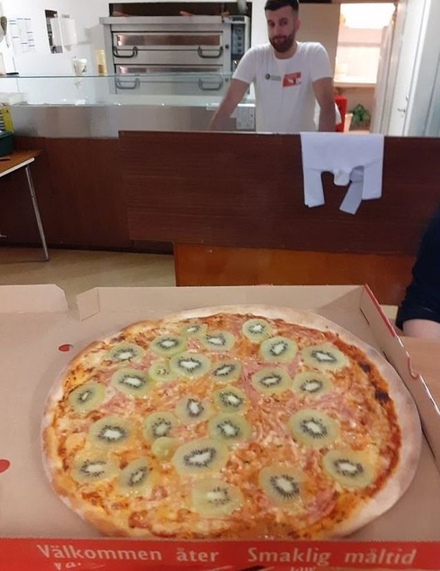 Парень из Швеции придумал свой рецепт пиццы (7 фото)