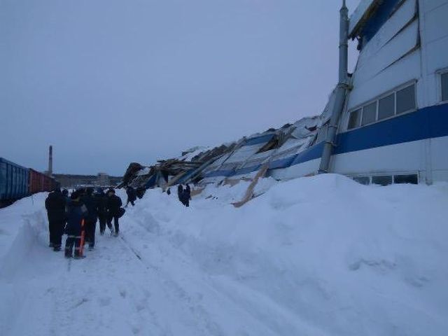 В Кемеровской области обрушилась кровля вагонорем- завода (7 фото)