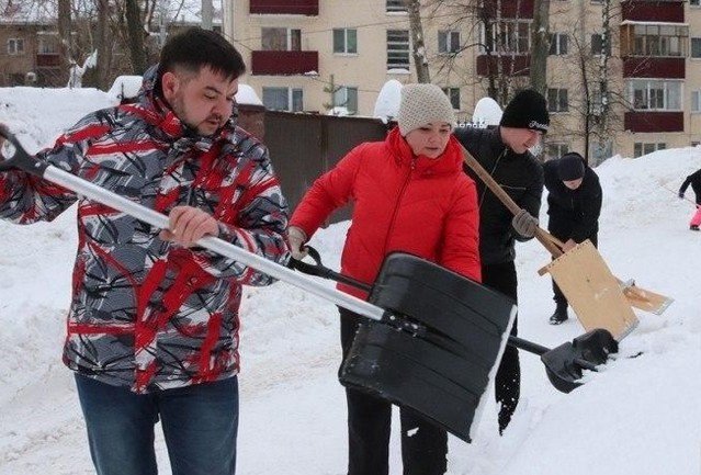 В Уфе чиновники сами вышли убирать снег (5 фото)
