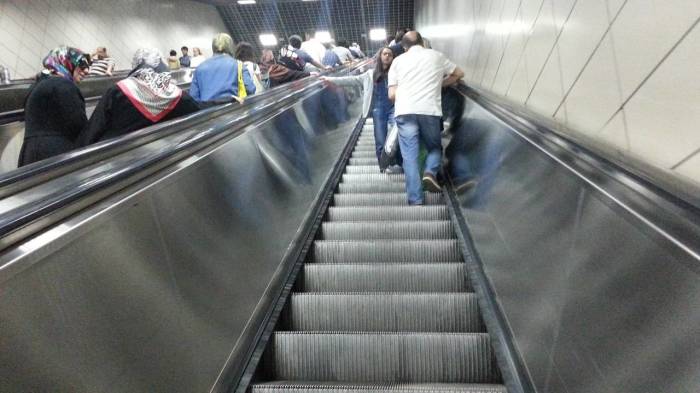 Почему поручень эскалатора в метро движется быстрее ступенек (5 фото)