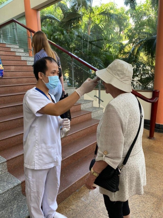 Во Вьетнаме борются с коронавирусом (4 фото)