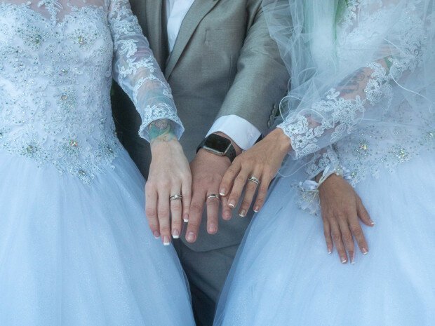Американец женился сразу на двух девушках (14 фото)