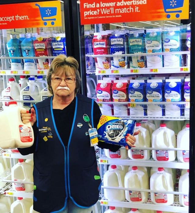 Пожилая сотрудница супермаркета покорила соцсети фото (15 фото)