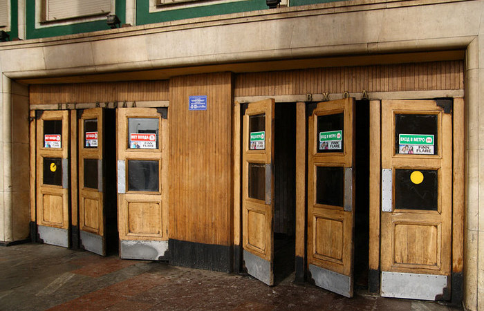 Зачем на входе в метро двери делают большими и тяжелыми (5 фото)