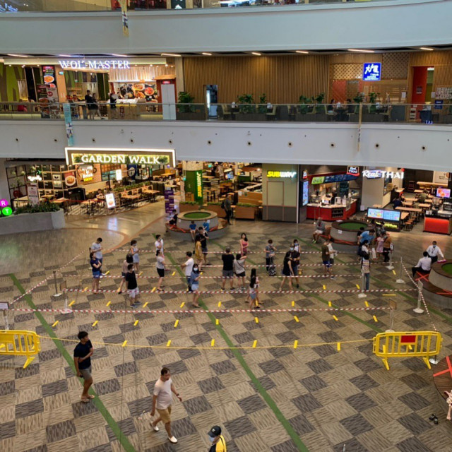 В Сингапуре с помощью клейкой ленты помогают людям (27 фото)