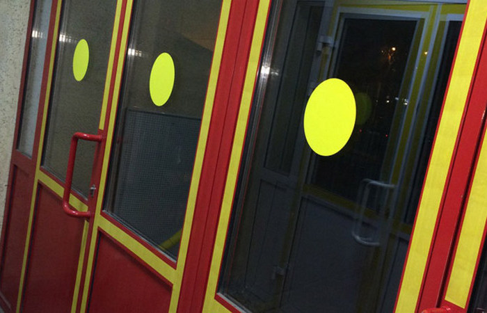 Зачем нужны желтые круги на дверях торговых центров (5 фото)