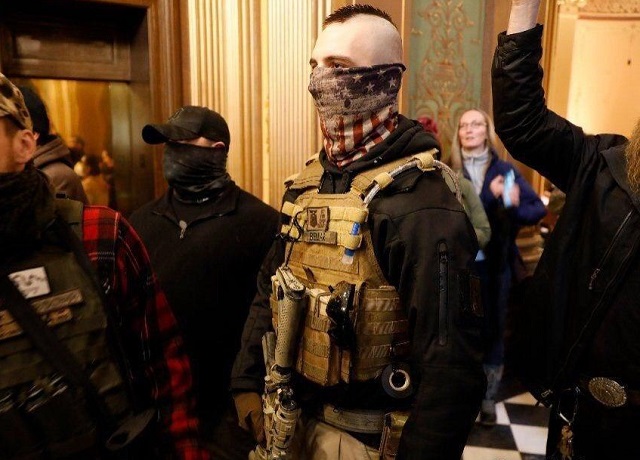 В Мичигане вооруженные люди ворвались в Капитолий (4 фото)