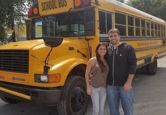 Молодая пара превратила старый школьный автобус в дом мечты (23 фото)