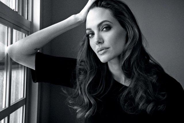 Анджелина Джоли завела инстаграм ради того, чтобы обратить внимание всего мира на Афганистан (2 фото)